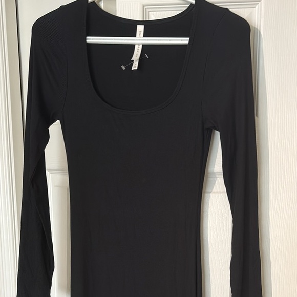 ARITZIA BABATON BLACK SEAMLESS LONGSLEEVE DRESS - Picture 4 of 5